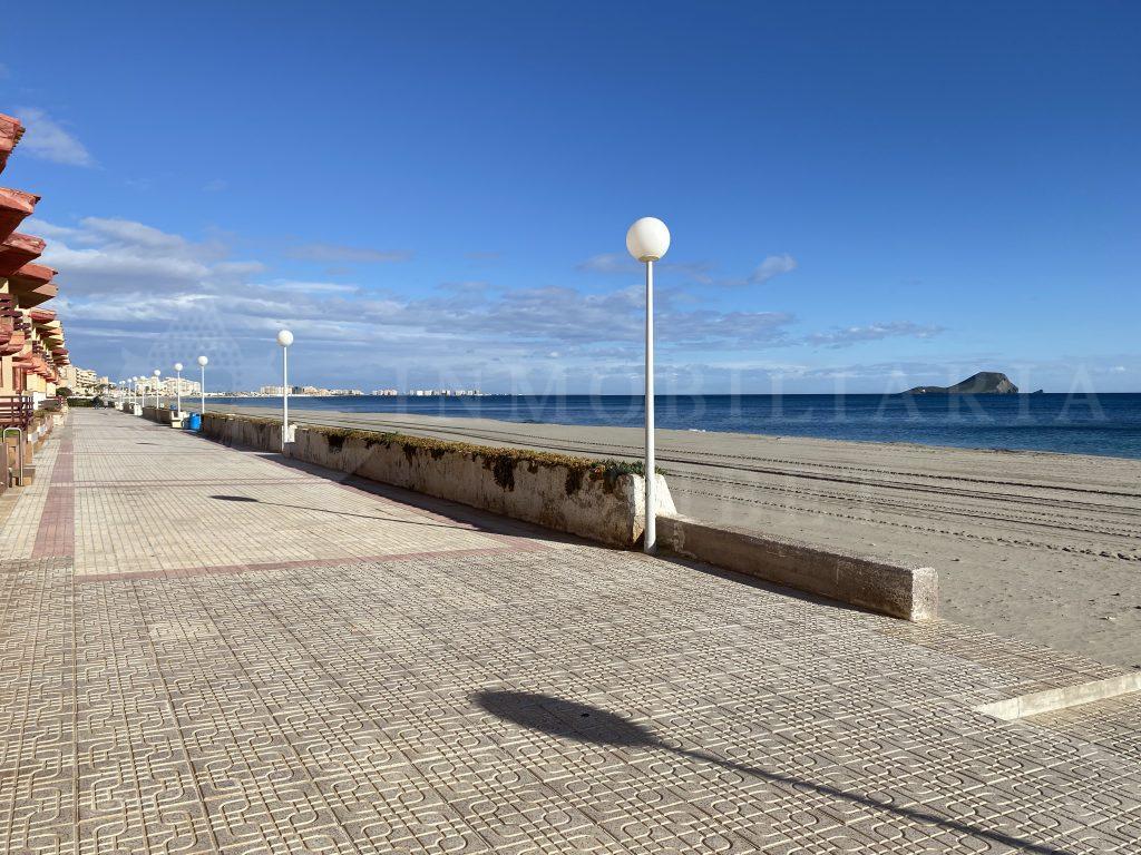 Dúplex en venta con vistas al mar y piscina en La Manga